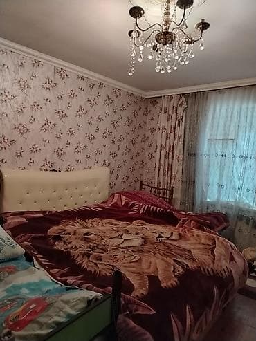 gencede ev: Satılır: 4 otaqlı həyət evi Xüsusiyyətlər: - Geniş zal: yemək masası — 5