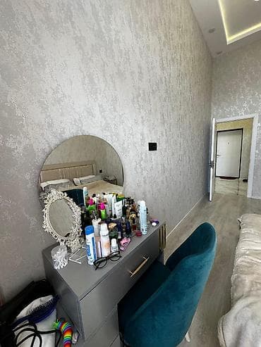 Ev ehmedlide metroya 5 10 deyqelik mesafede yerlesir. Evde her bir