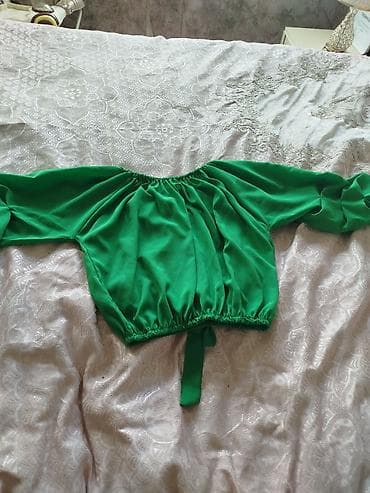 payız paltarları: Yaşıl rəngli qadın bluzu - Model: off-shoulder (açıq çiyinli) — 1