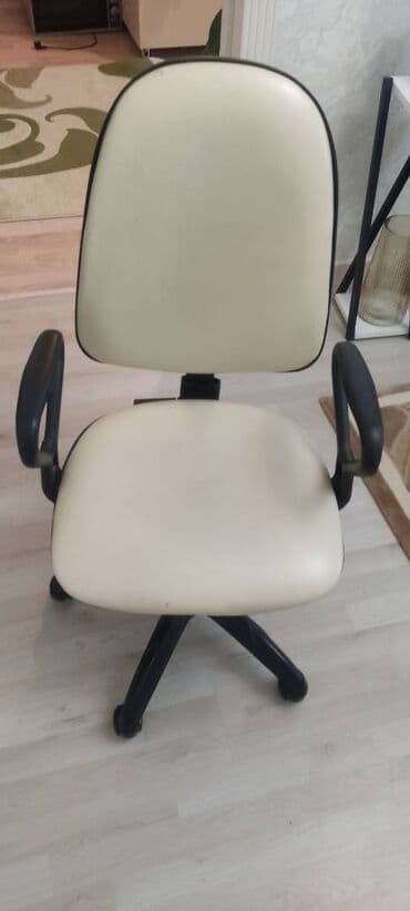 Ofis kreslosu. Sumqayıt şəhər 10 cu mikrorayon erazindedir. Yaxşı