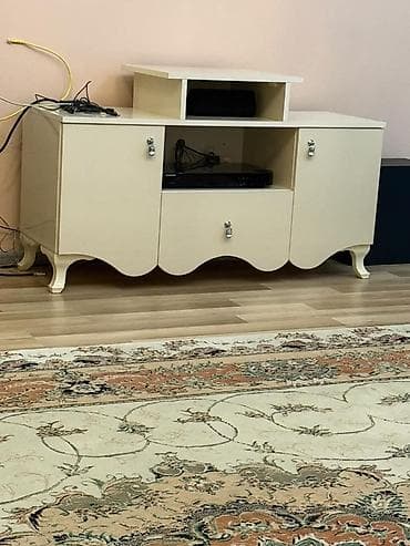 Düz TV altlığı, Polkalı, Laminat