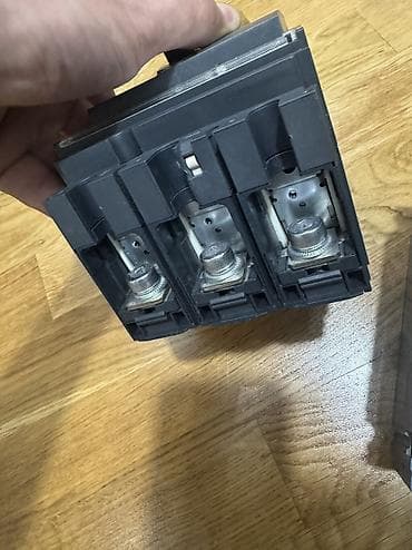avtomat: Schneider avtomat 160 amper,2 ədəd var,panodan sökülüb,istifadə — 2