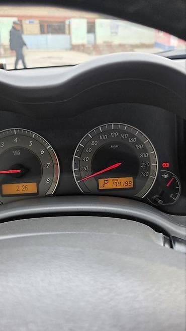 annaite teker: Toyota Corolla XLE/LE sedan – ağ rəng, 4 qapılı, ön/yan aerodinamik — 10