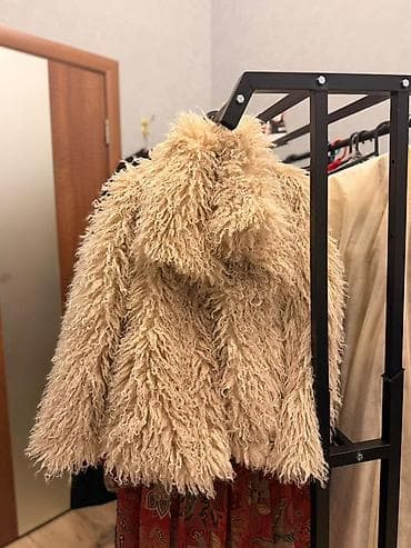 Bej rəngli tüklü kürk jaket - Material: uzun, sıx və yumşaq tüklü