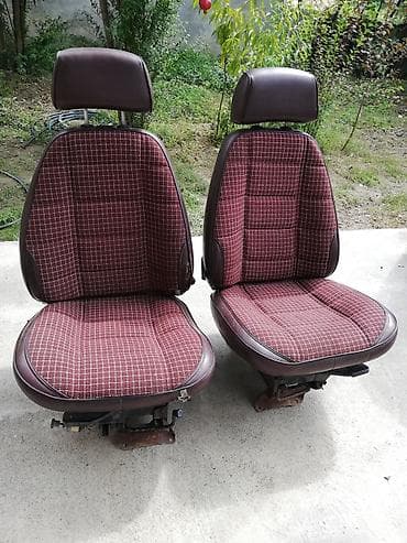 Avtomobil salonu üçün komplekt: iki ön oturacaq və sükan.cip