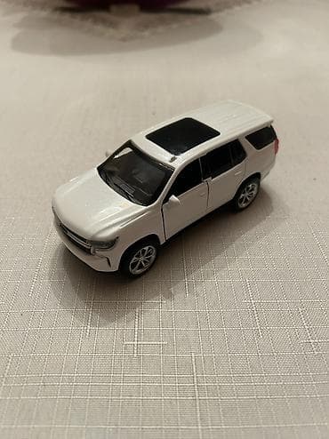 konstruktor maşınlar: Ağ rəngli sedan tipli metal oyuncaq avtomobil modeli - Realistik — 5