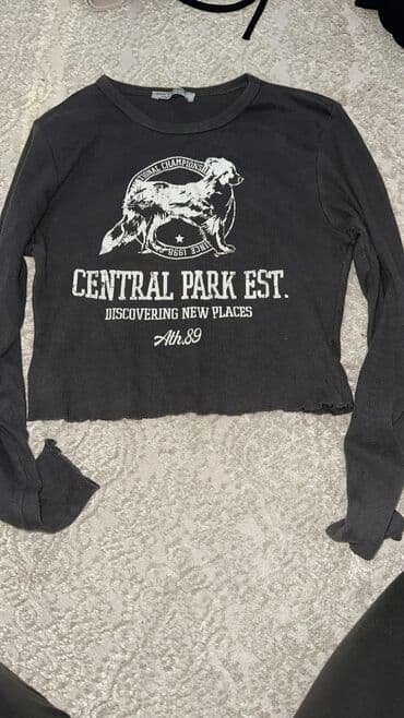 Qısa təsvir: - Qara-boz rəngli qadın uzunqol crop top. - Ön hissədə ağ