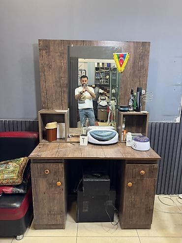 Bərbər salonu üçün taxta teksturalı iş masasının komplekti - Geniş