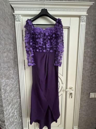 Dəstlər, kostyumlar: Bənövşəyi rəngdə zərif ziyafət/libas - Model: midi-uzunluqda, ön — 2