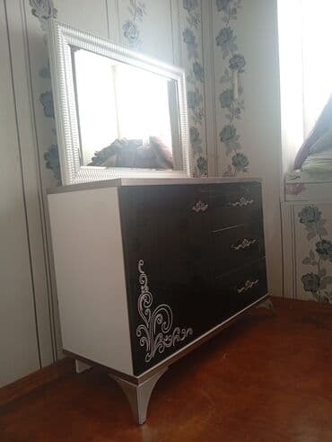 Divanlar: Yataq otağı mebel dəsti Tərkibi: - Sürgülü dolab: bir tərəfi tam boy — 3