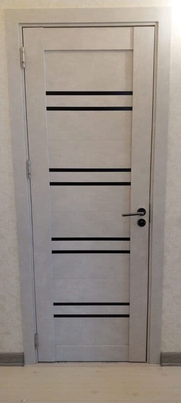 Ağ-boz rəngli müasir interyer qapısı. Minimalist dizayn, panel boyunca