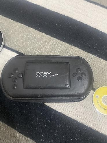 psp 2000: Ekranı təmizdir, cızıq yoxdur. Batareyası və adapteri olmadığı üçün — 2