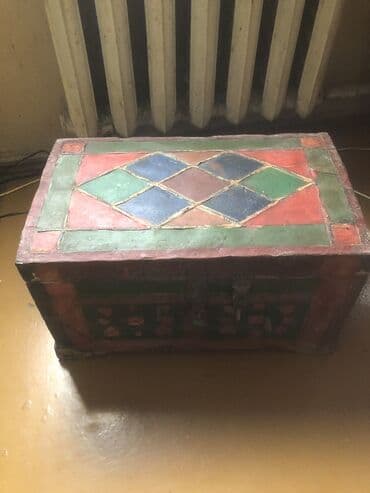 22 yaşım var: Sandiq 80ilindir. uz 50sm eni 25sm hundurluyi 25sm — 1