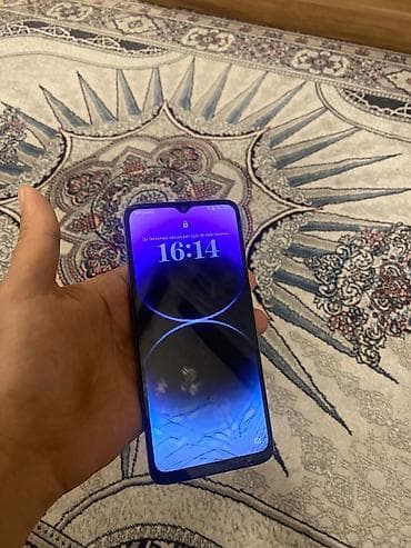 дисплей телефона fly fs520 selfie 1: Smartfon – 6,5" (təxmini) tam ekran, damla tipli ön kamera kəsiyi. - — 1