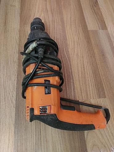 Narıncı-qara korpuslu şəbəkə ilə işləyən zərbəli matkap