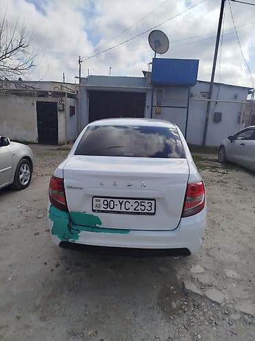 teker 235 45 17: Lada Granta sedan, ağ rəng. - Kuzov: 4 qapılı sedan, kuzovda arxa sağ — 2