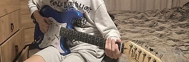 Elektrik gitara və çanta dəsti - Korpus: Stratocaster tipli, mavi