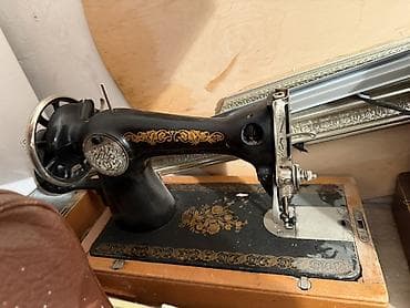 Məhsul: Mexaniki tikiş maşını (köhnə model) və taxta qapaqlı baza