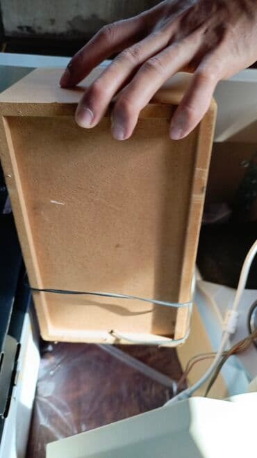 bluetooth kalonka satisi: Ağ rəngdə, kvadrat formalı sabvufer dinamiki. Dinamikdə iki ayrı — 2