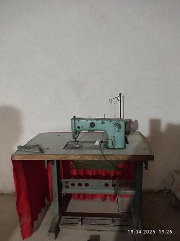 Sənaye tikiş maşını – masa və ayaq pedalı ilə birlikdə - Geniş