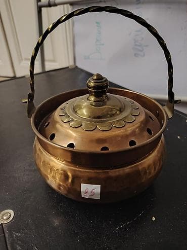 ritual şamlar: Buxurdan aromatik maddələr və buxur yandırmaq üçün hazırlanmış bir — 2