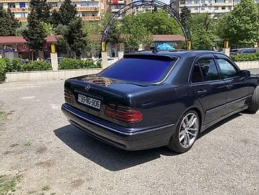 mercedes 190e: Mercedes-Benz E-Class (W210), sedan, tünd mavi rəng. Xüsusiyyətlər: - — 2