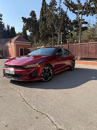 Kia K5 – idman üslublu sedan - Kuzov rəngi: tünd al-qırmızı (metalik)