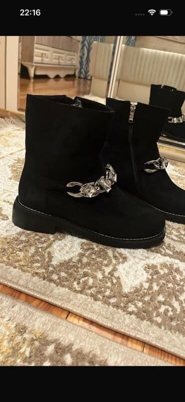 Qadın üçün dəbli botlar – 3 model 1) Qara qısa bot - Material