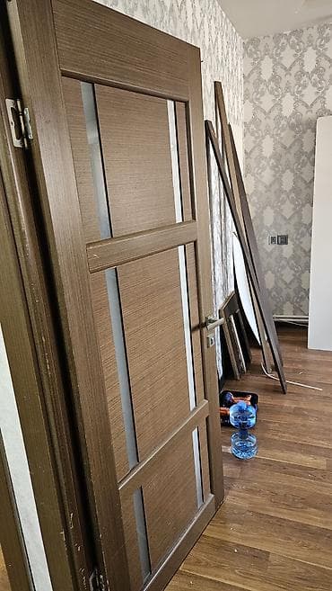 qapilar 2023: 3 ədəd mdf otağ qapısı, 3 ədəd taxta qapı, 1 ədəd setqalı plastik — 6