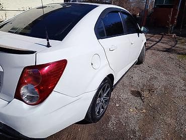 sukan satisi: Chevrolet Aveo sedan – ağ rəng, kompakt və iqtisadi şəhər avtomobili — 7