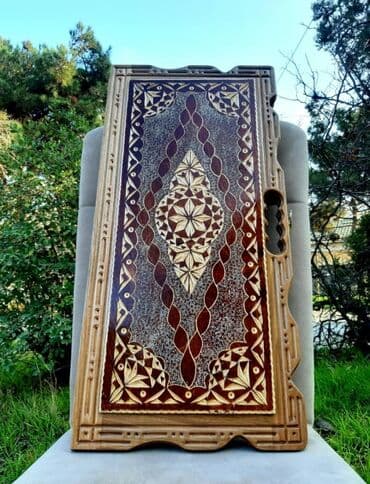 debilqe satisi: Əl işi taxta nərd dəsti. Üzərində müxtəlif naxışlar və oymalar var — 22