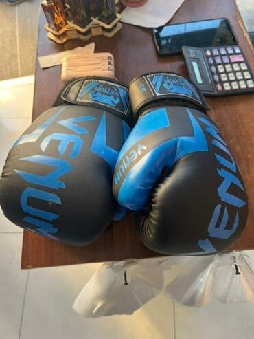 idman əlcək: Məhsul: Venum boks əlcəkləri - Rəng: qara–mavi - Marka və loqo: Venum — 2