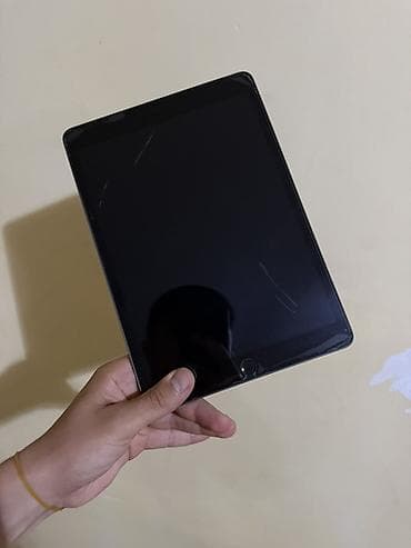 Apple iPad (Space Gray) planşet Xüsusiyyətlər: - 9.7" Retina ekran -