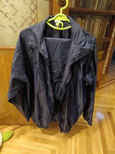 qadın idman köynəkləri: Nisbətən tünd göy rəngdə uniseks idman kostyumu. Yüngül materialdan — 2