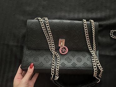 GUESS qadın çantası - Rəng: qara - Material: səthində relyef loqo — 2