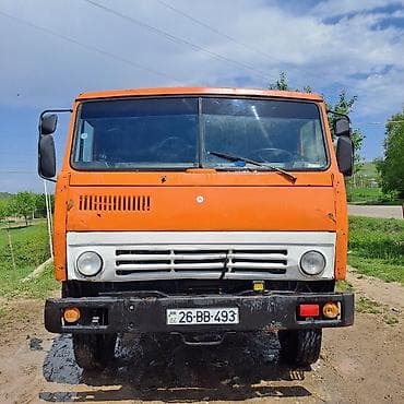 KAMAZ 6x4 özboşaldan yük maşını - Kuzov: üç tərəfli hidravlik dump