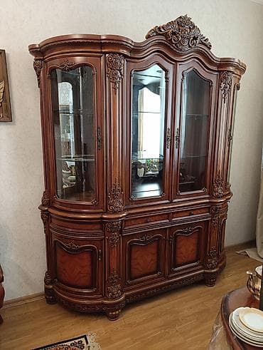 venera heykeli: Klassik üslubda vitrin-bufet - Material: təbii ağacdan hazırlanmış — 2