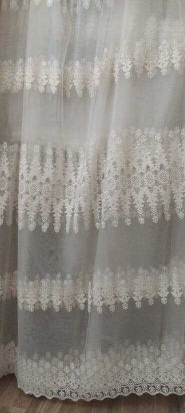 Zərif və eleqant görünüşlü, ağ rəngli tül pərdə. Üzərində incə