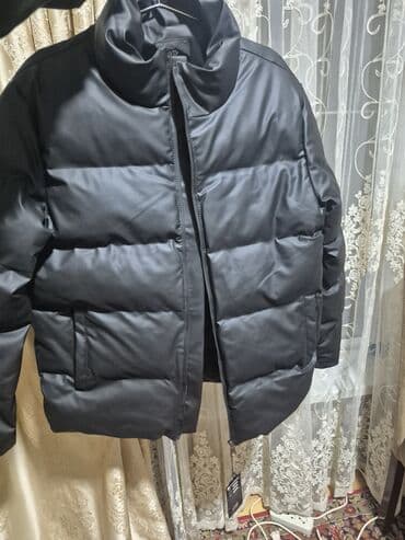 Kişi ayaqqabıları: Qara rəngli kişi puf şişmə qış gödəkçəsi - Dizayn: Minimalist, qısa — 1