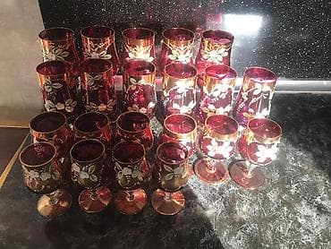 serviz: Qırmızı-bənövşəyi tonlarda, qızılı haşiyəli dekorativ şüşə qədəh və — 4