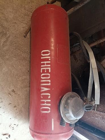 Avtomobil üçün qaz balonu satılır. Şəkildə görünən məhsul silindrik