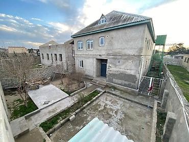 Satışda həyət evi – geniş sahəli, iki mərtəbəli. Xüsusiyyətlər: - Tam