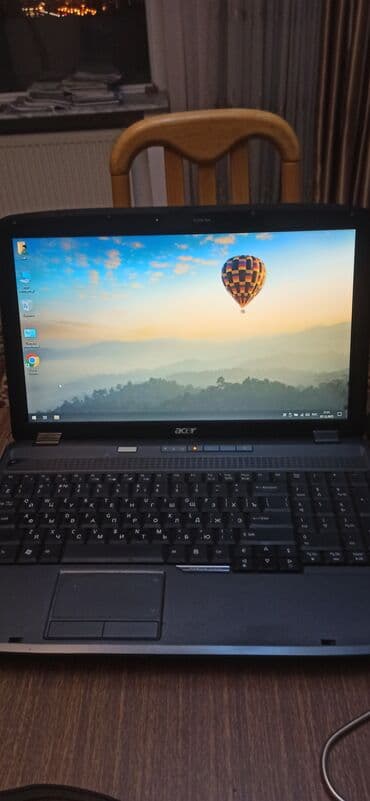 Acer noutbuk - Ekran: təxminən 17" (geniş ekran), üst hissədə Crystal