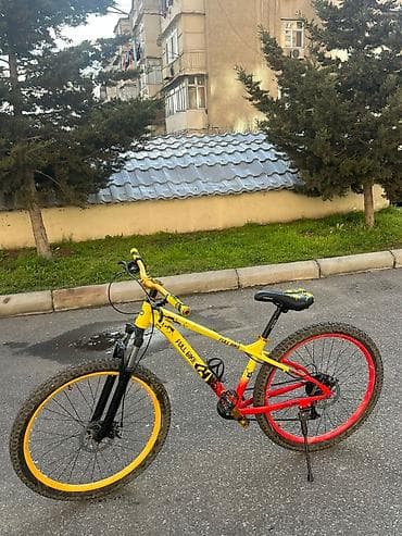 velosipet matoru: Sarı rəngli, disk əyləcli dağ velosipedi. Bu velosiped möhkəm metal — 2