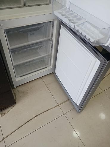 soyuducu sumqayitda: İşlənmiş 2 qapılı Indesit Soyuducu Satılır, rəng - Boz, Təkərli — 4