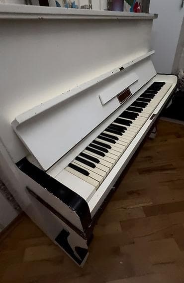 real gitara: Upright (dik) pianino – klassik ağ rəngdə, qara detallarla. - Tam — 2