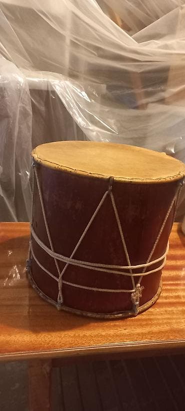 musiqi alet: Tünd qəhvəyi rengli islenmis nagara — 2