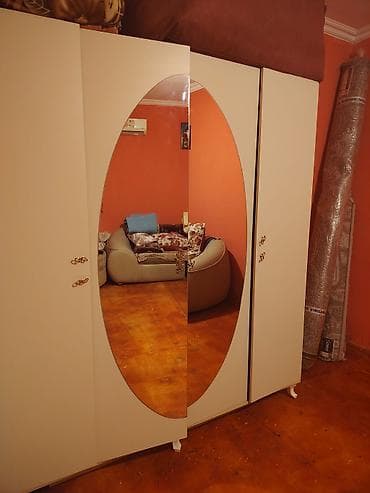 usta qapi: Ağ rəngli 4 qapılı paltar şkafı - Ön tərəfdə iri oval güzgü (iki — 1