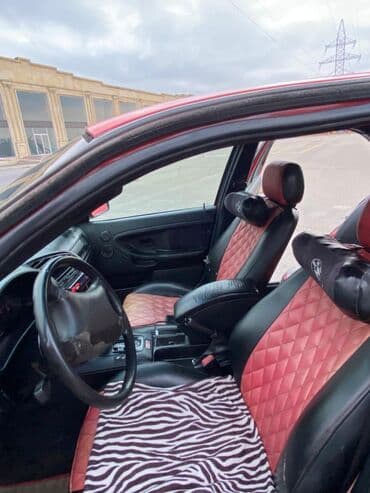 фольксваген пассат 1 8 турбо: Qırmızı rəngli sedan avtomobil Xüsusiyyətlər: - Korpus: 4 qapılı — 16