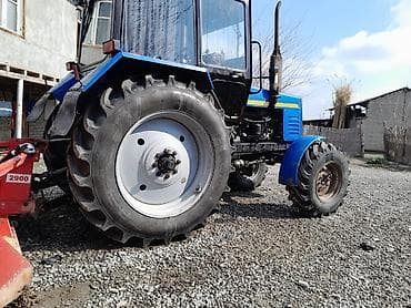 MTZ Belarus traktoru – 4x4, kabinəli, mavi-qara rəngdə. Texniki — 1